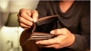 पैसों की समस्या जीवन में सबसे बड़ी परेशानी।