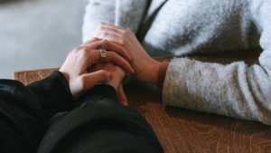 जीवन में सुकून चाहिए तो दूसरों की मदद जरुर करें।